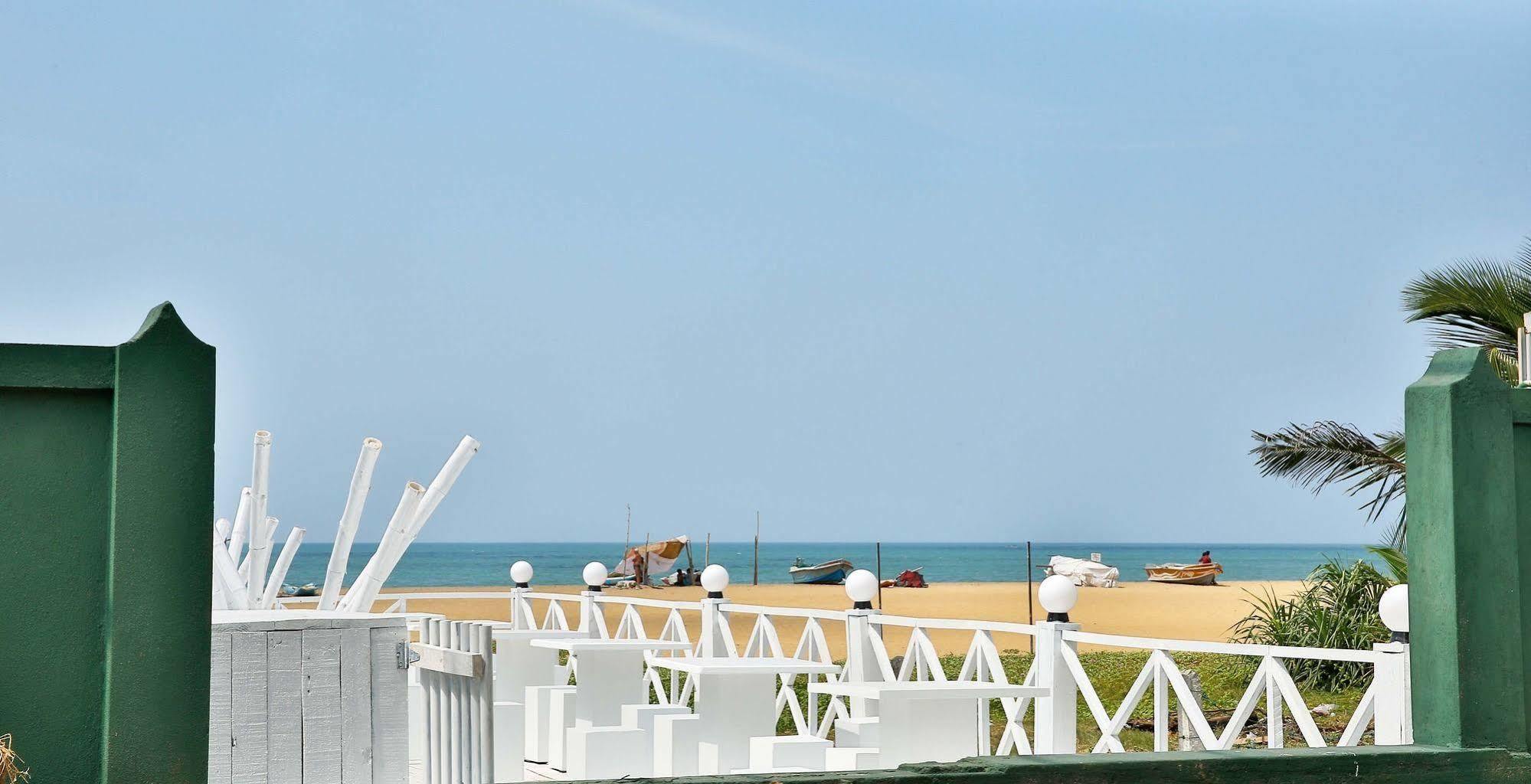 The Reef Beach Hotel Negombo Extérieur photo