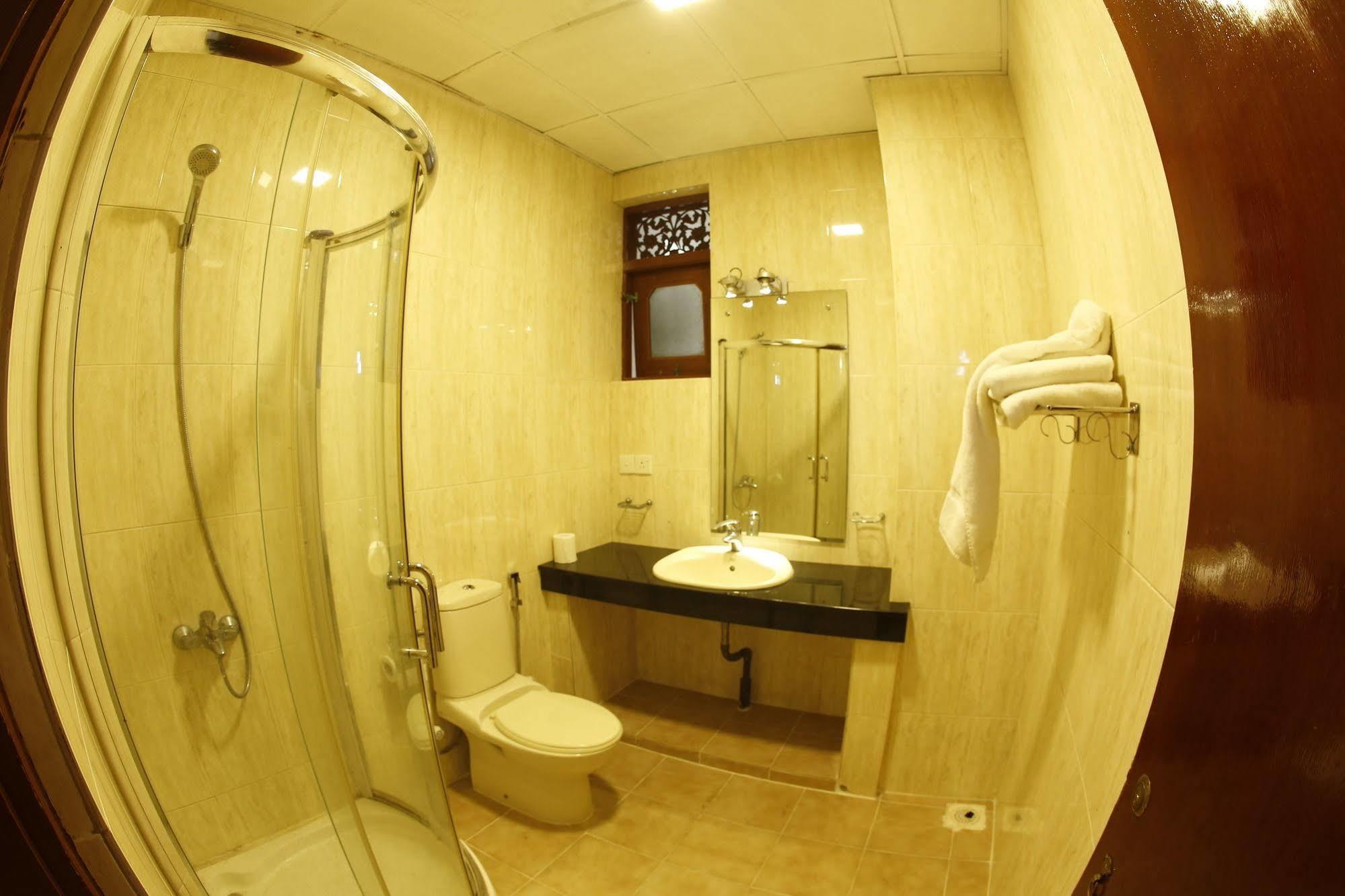 The Reef Beach Hotel Negombo Extérieur photo