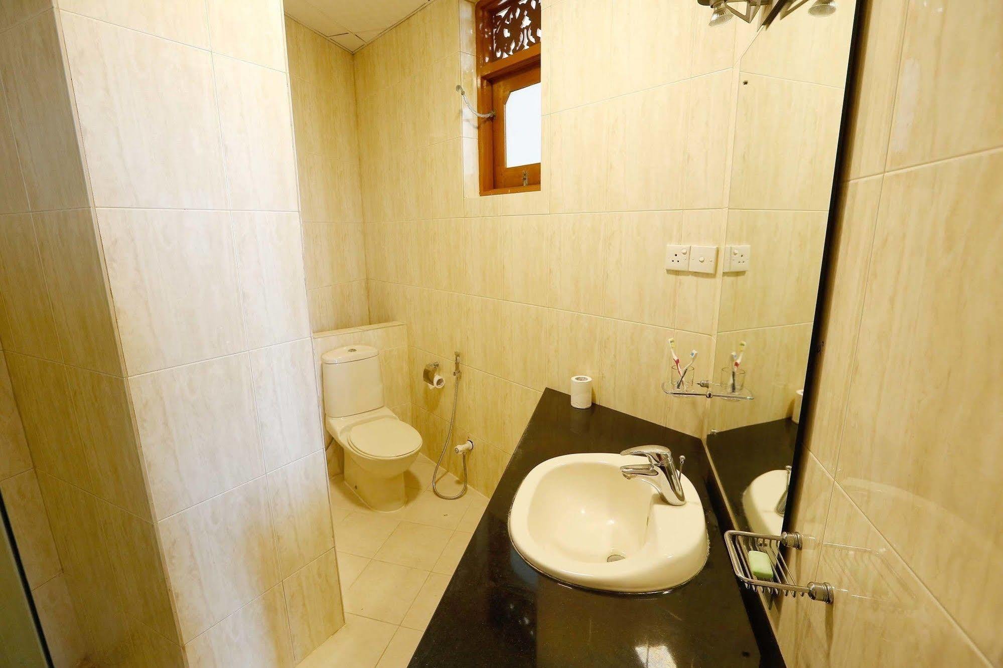 The Reef Beach Hotel Negombo Extérieur photo