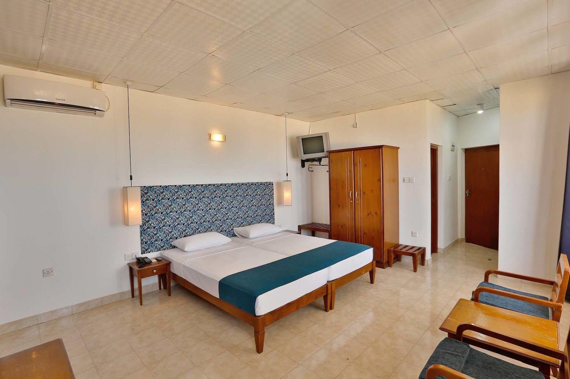 The Reef Beach Hotel Negombo Extérieur photo