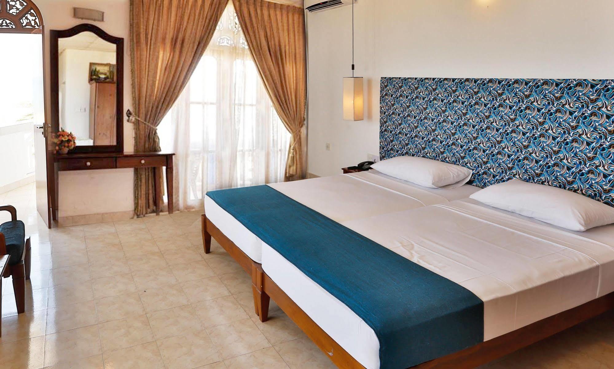 The Reef Beach Hotel Negombo Extérieur photo